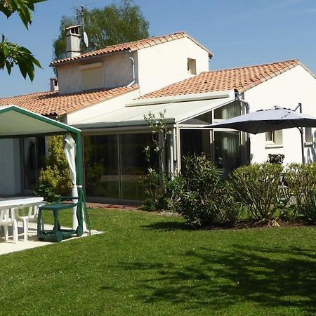 Bed and Breakfast Bienvenue A La Fremigere Жонзак Экстерьер фото
